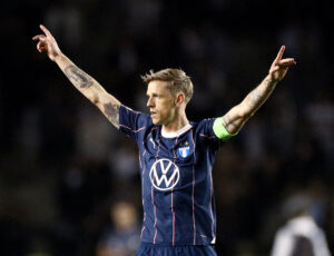 Søren Rieks i kamp for Malmö FF med hænderne over hovedet