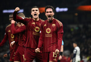 Mats Hummels fejrer sin scoring for AS Roma.