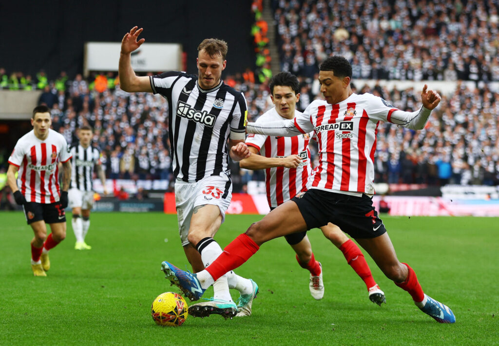 Jobe Bellingham kæmper for at få fat i bolden under Sunderlands FA Cup-kamp mod Newcastle.