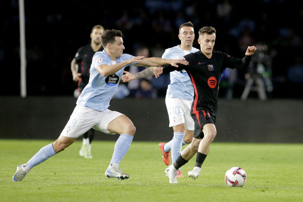 Marc Casado på bolden i kampen mellem FC Barcelona og Celta Vigo.