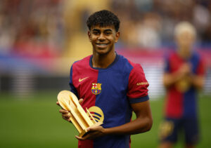 Lamine Yamal med Kopa-trofæet