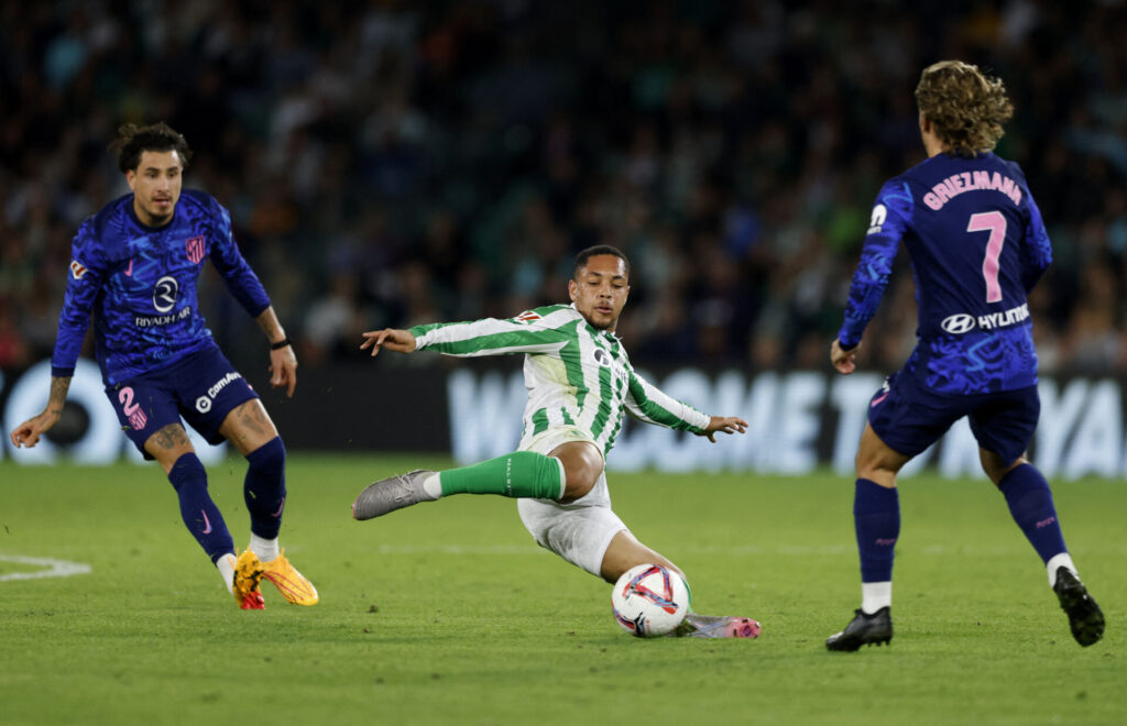 Vitor Roque i færd med en afslutning under kampen mellem Real Betis og Atletico Madrid.