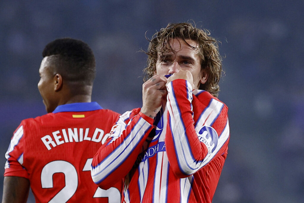 Antione Griezmann kysser logoet for Atletico Madrid efter en scoring i Laliga