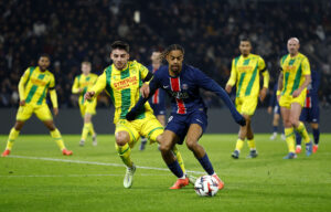 Barcola kæmper om bolden med en Nantes-spiller i en Ligue 1-kamp