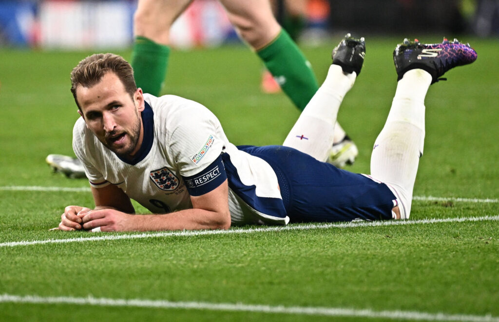 Harry Kane i græsset for England