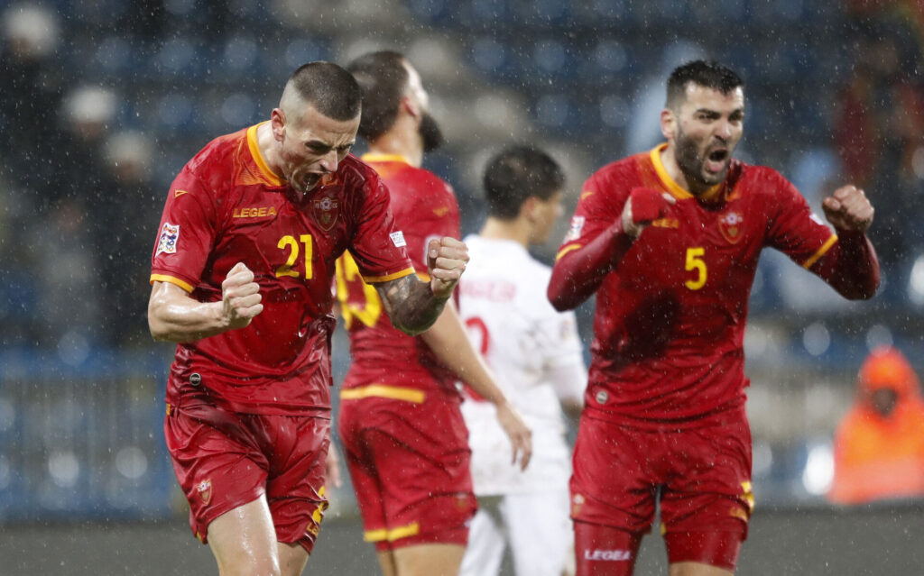 Montenegros spillere jubler efter en scoring mod Tyrkiet.