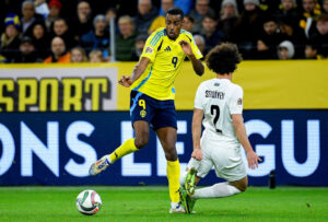 Alexander Isak dribler