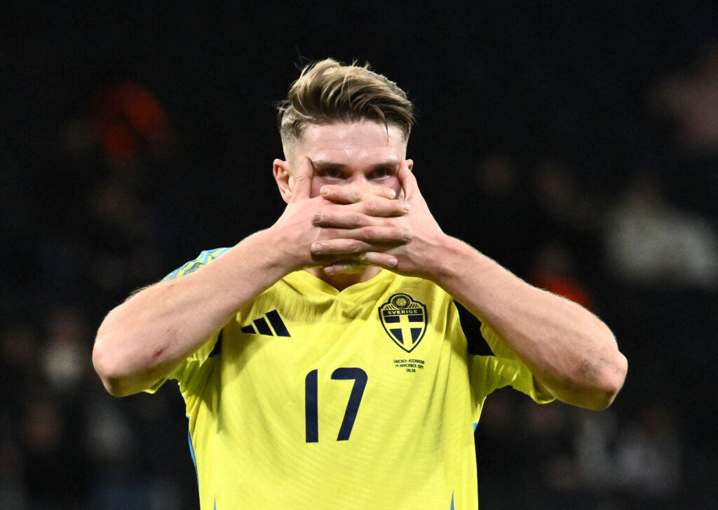 Viktor Gyökeres fejrer sin scoring for Sverige.