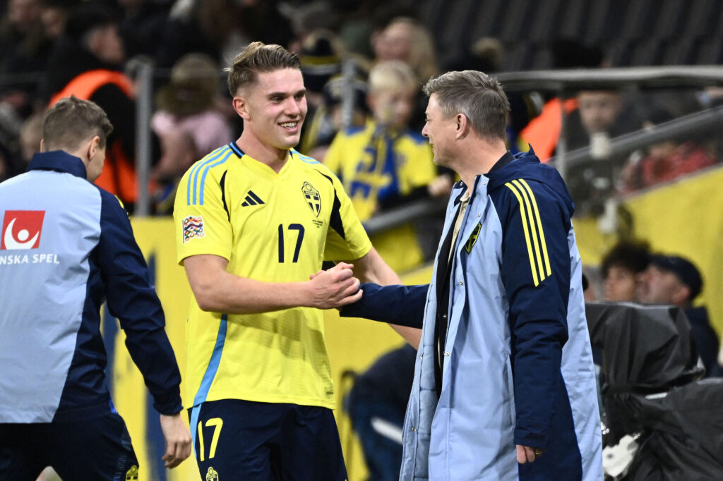 Jon Dahl Tomasson med Viktor Gyökeres efter storsejren.