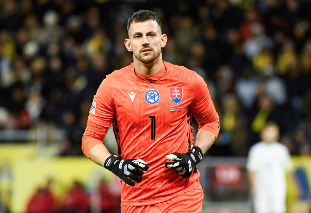 Martin Dubravka i kamp for Slovakiet i orange landsholdstrikot