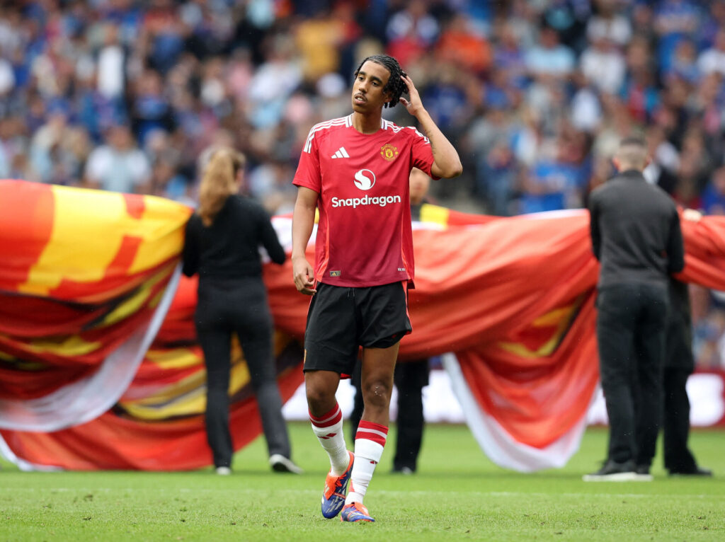 Leny Yoro på vej fra banen for Manchester United.