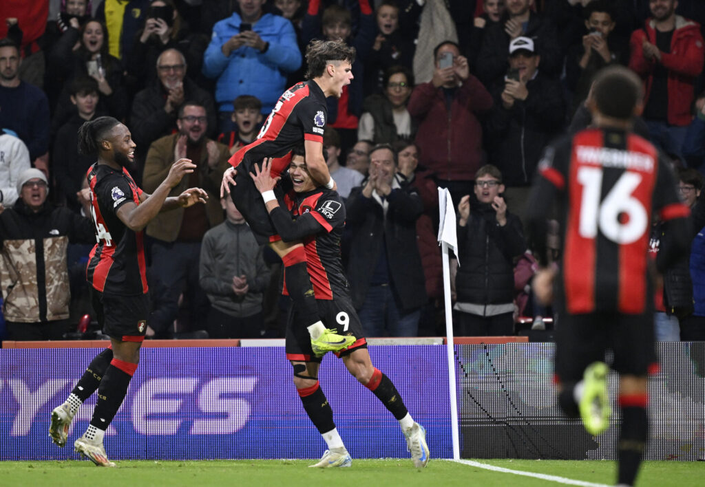 Bournemouth-spillerne fejrer en scoring mod Manchester City.