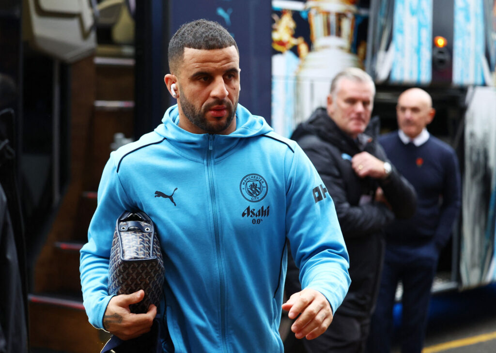 Kyle Walker går med sin taske under armen mod omklædningsrummet