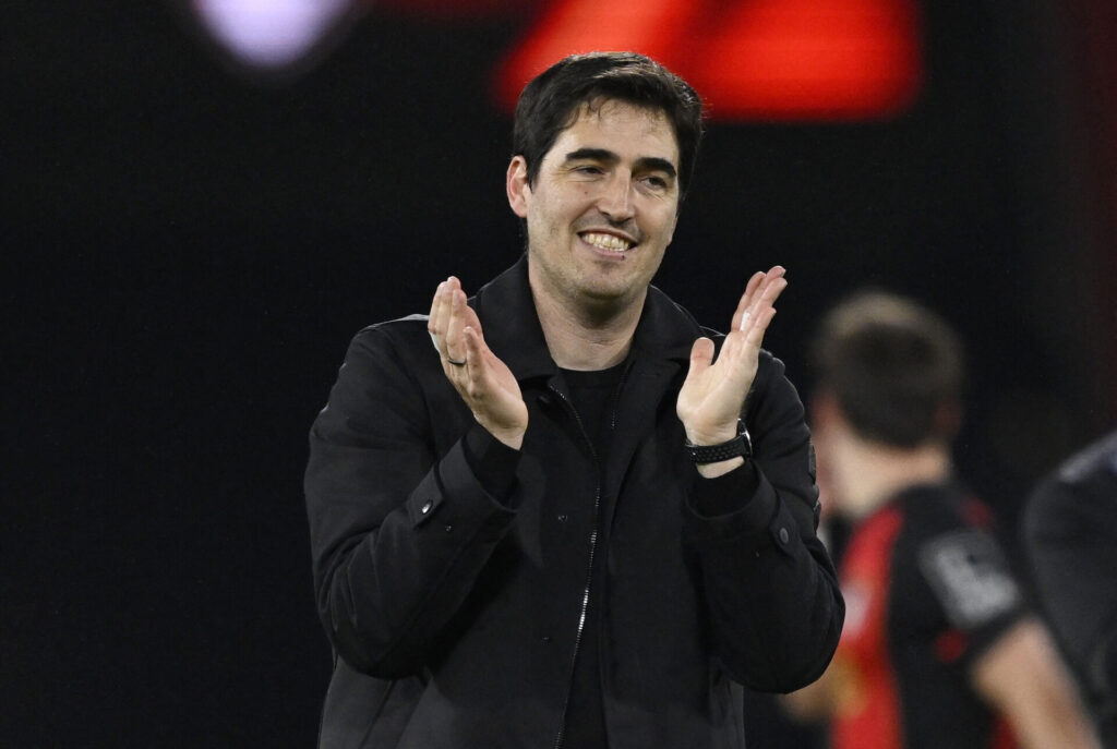 Andoni Iraola er rigtig glad, efter Bournemouth slog Manchester City.