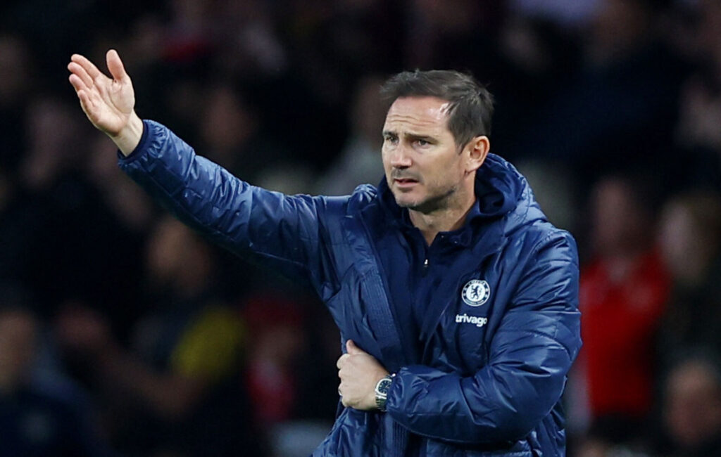 Frank Lampard peger ud i kamp for Chelsea