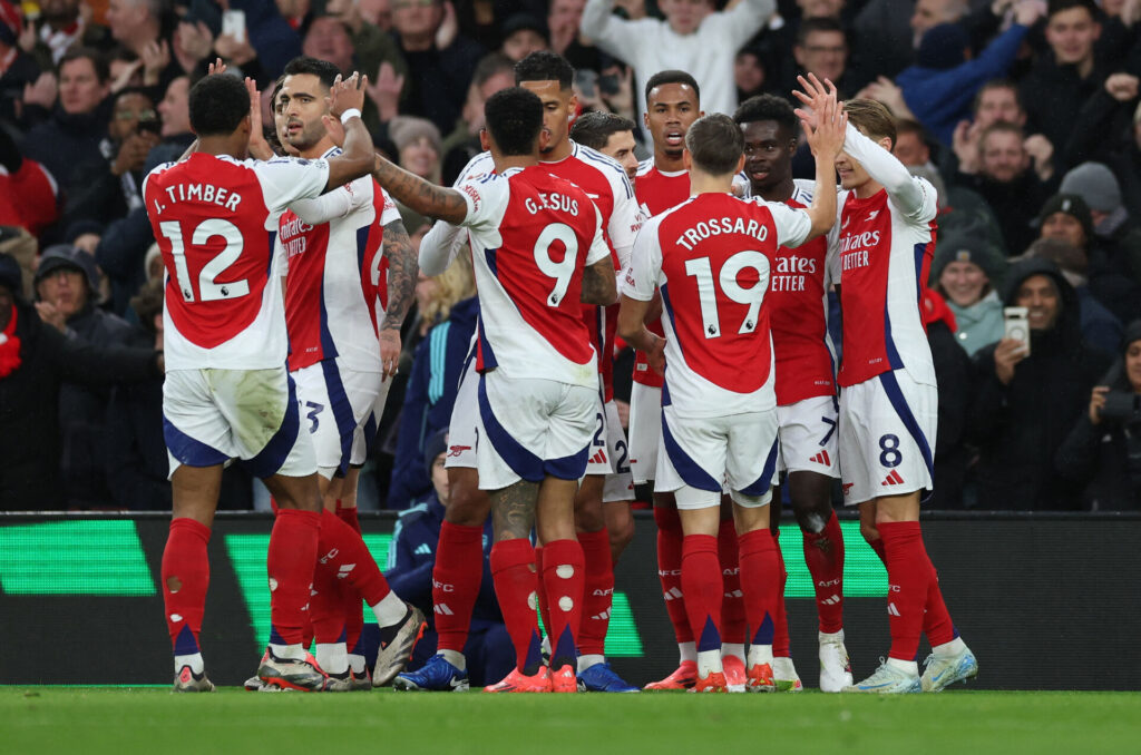 Arsenals spillere fejrer en scoring mod Nottingham Forest.