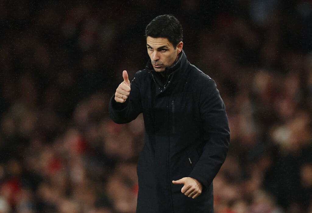 Mikel Arteta giver en thumbs up til sine spillere under kampen mellem Arsenal og Nottingham Forest.