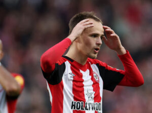 Mikkel Damsgaard fra Brentford tager sig til hovedet.