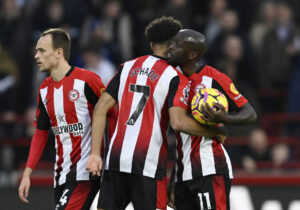 Brentfords spillere fejerer scoring mod Leicester i PL