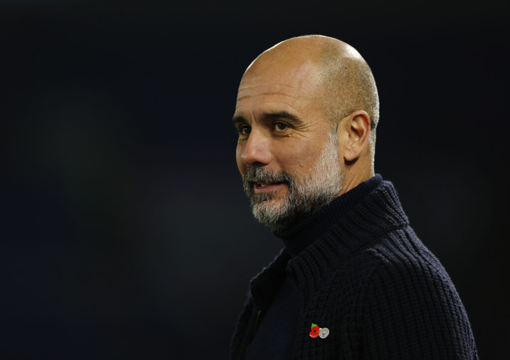 Pep Guardiola smiler under en kamp med Manchester City