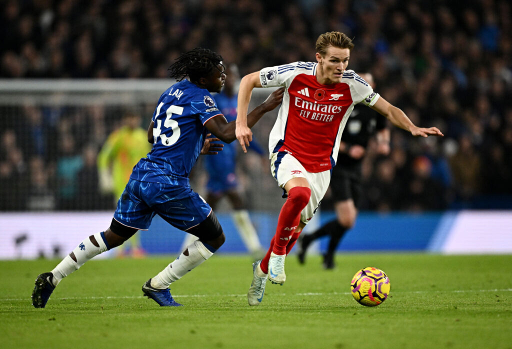 Martin Ødegaard driver bolden frem under en kamp for Arsenal mod Chelsea.