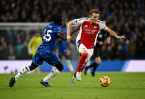 Martin Ødegaard driver bolden frem under en kamp for Arsenal mod Chelsea.