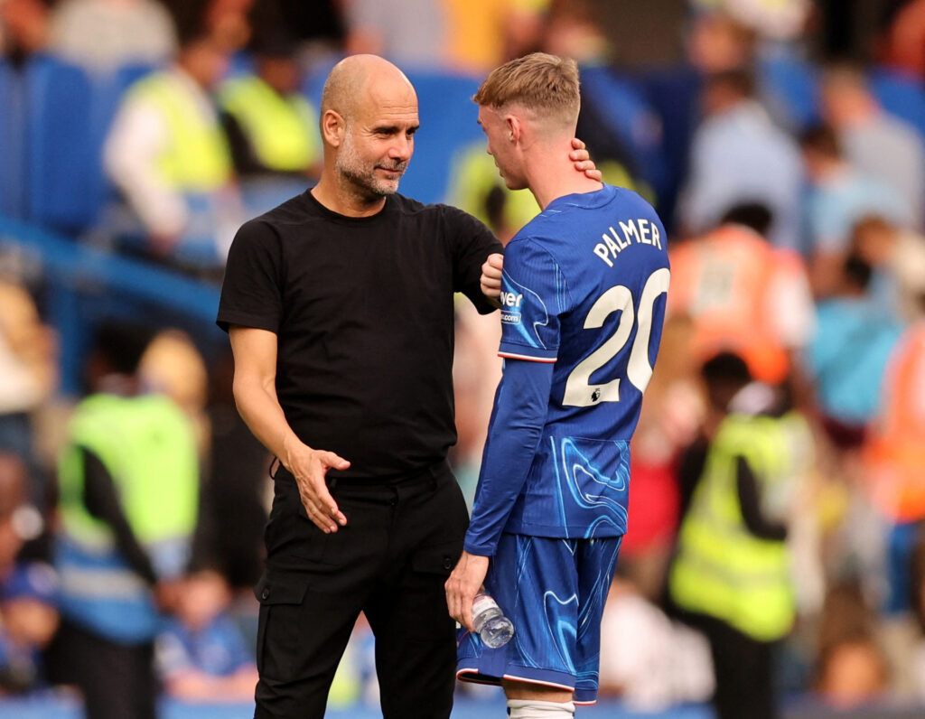 Pep Guardiola og Cole Palmer i dialog med hinanden i Premier League-åbningskampen mellem Chelsea og Manchester City i august.