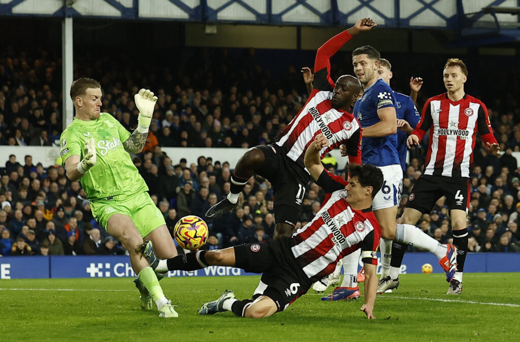 Christian Nørgaard stempler Jordan Pickford i kampen mellem Everton og Brentford i Premier League