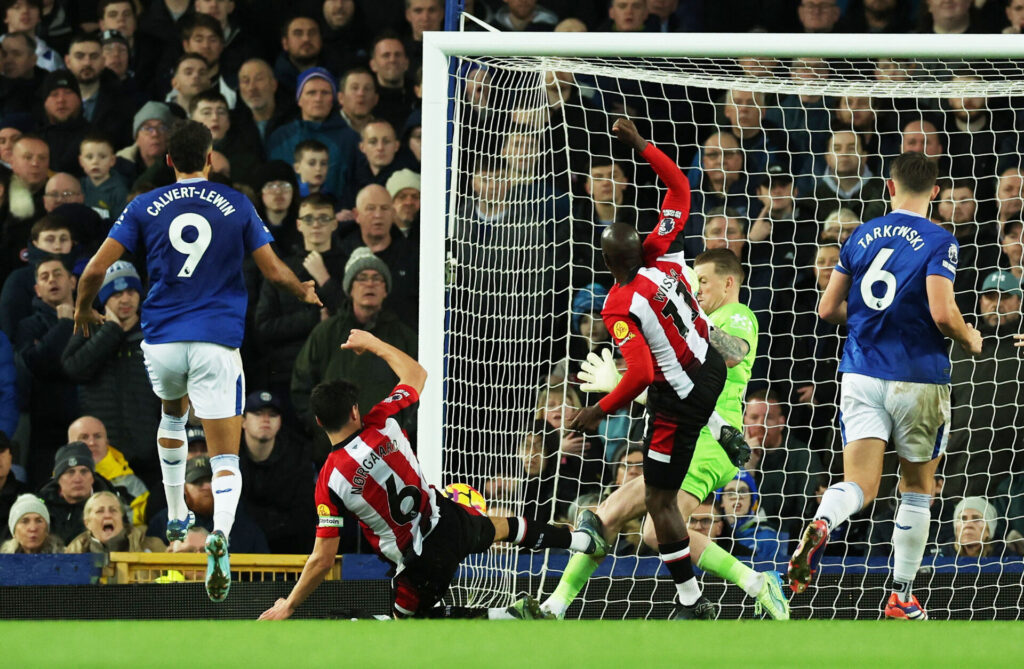 Christian Nørgaard stempler Jordan Pickford og får rødt kort