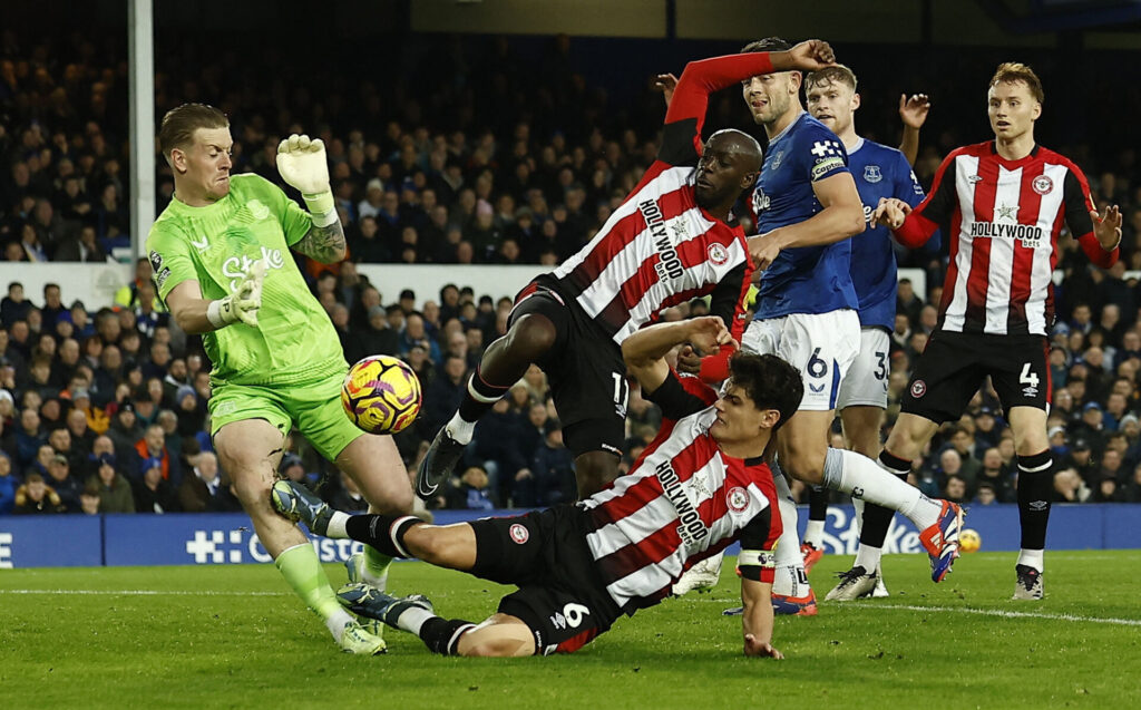 Christian Nørgaard tackler Jordan Pickford.