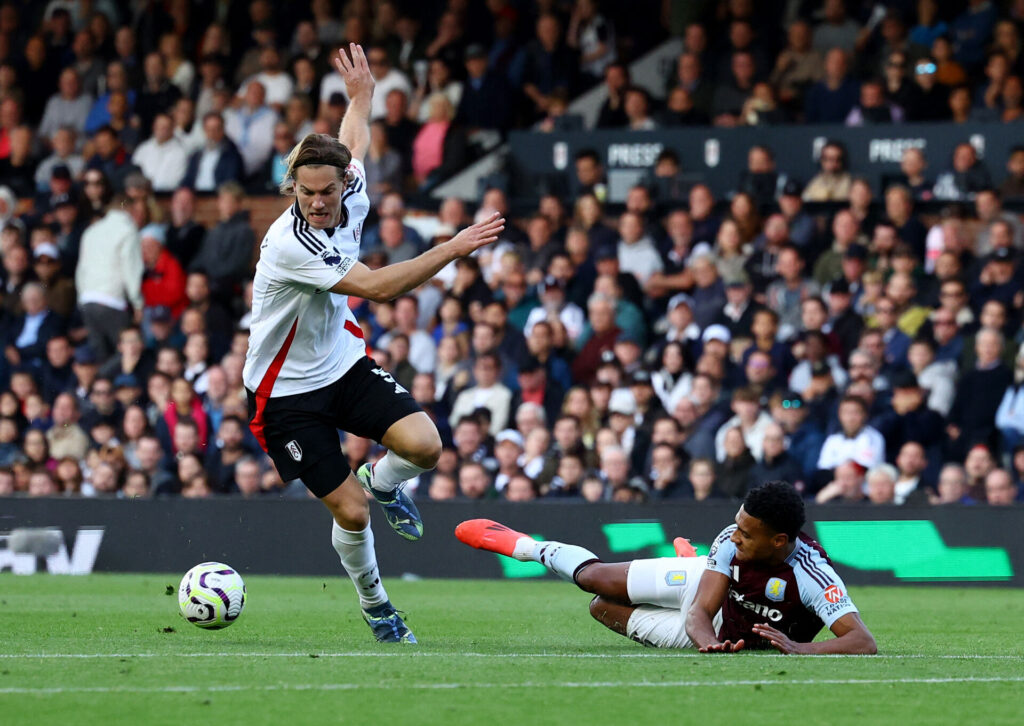 Joachim Andersen i aktion for Fulham mod Aston Villa.