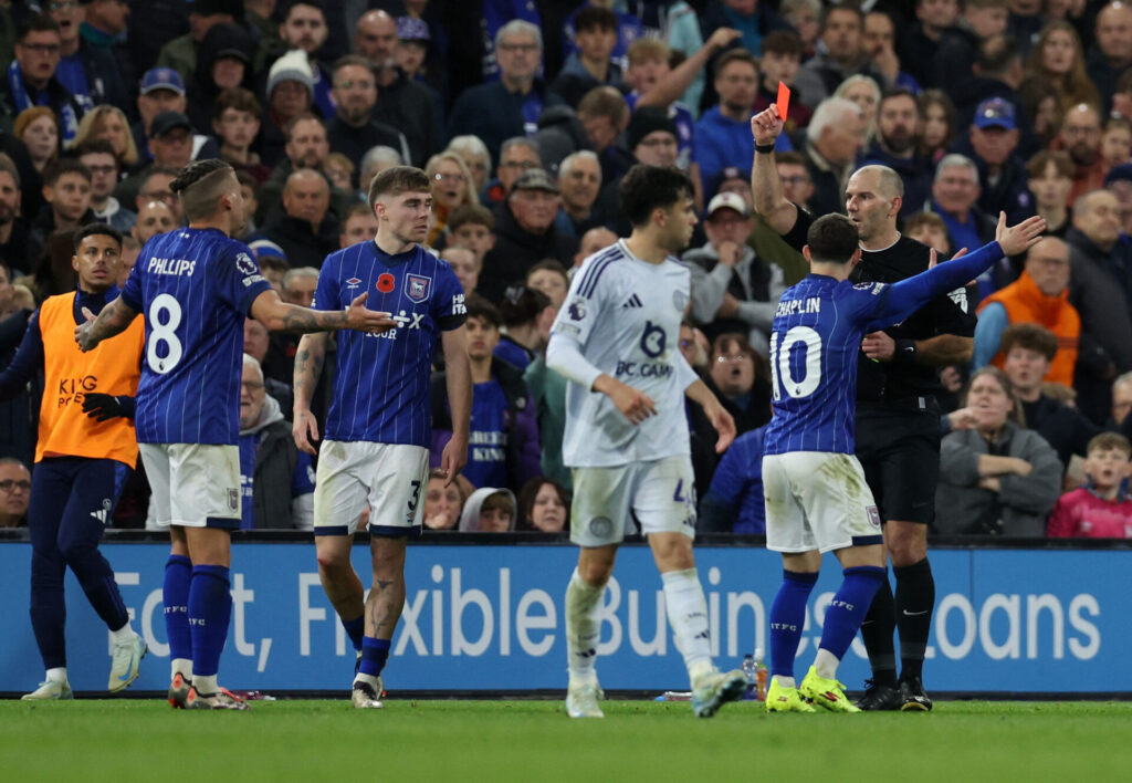 Kalvin Phillips modtager et rødt kort under kampen mellem Ipswich og Leicester.