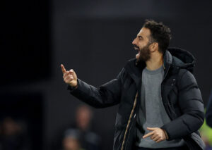 Ruben Amorim råber igennem på sidelinjen for Manchester United.