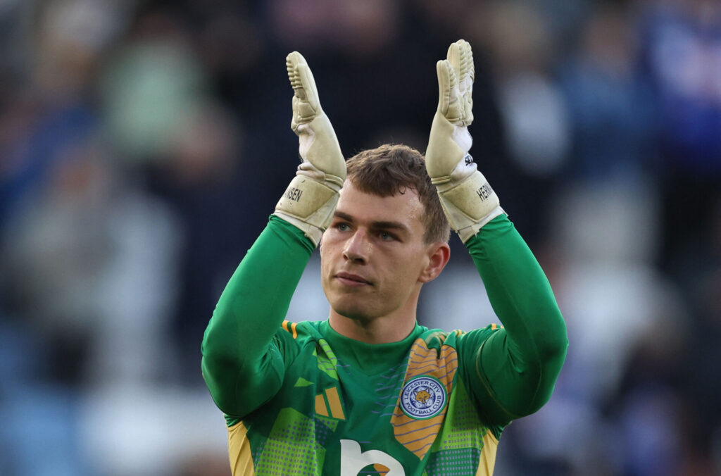 Mads Hermansen klapper ud til tilskuerne på King Power Stadium.