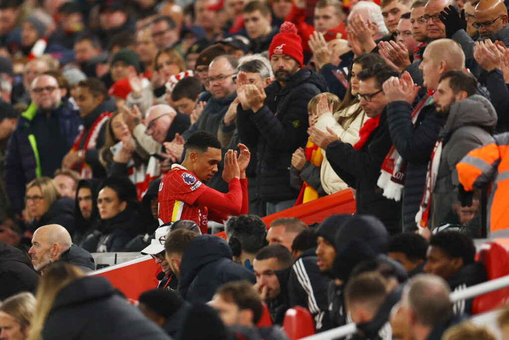 Trent Alexander-Arnold forlader Anfield under kampen mellem Liverpool og Aston Villa i Premier League.