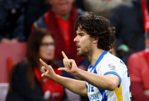 Ferdi Kadioglu fejrer sin scoring mod Liverpool.