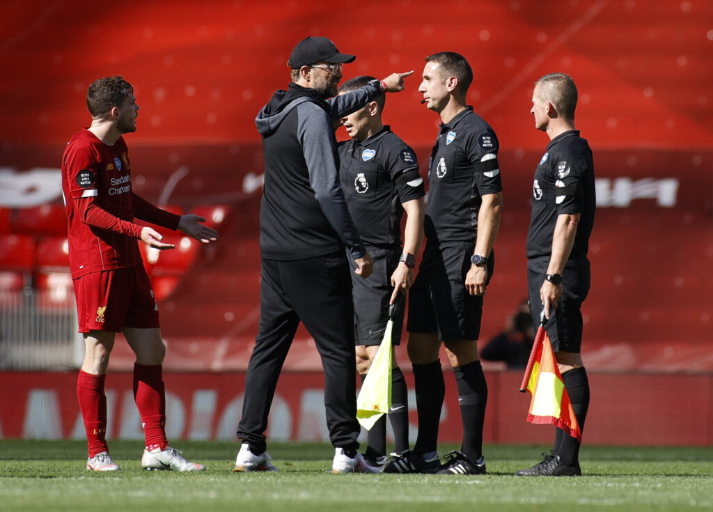 David Coote taler med Jürgen Klopp.