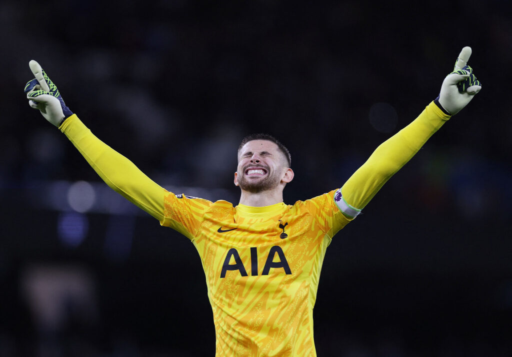 Guglielmo Vicario fejrer en scoring for Tottenham.