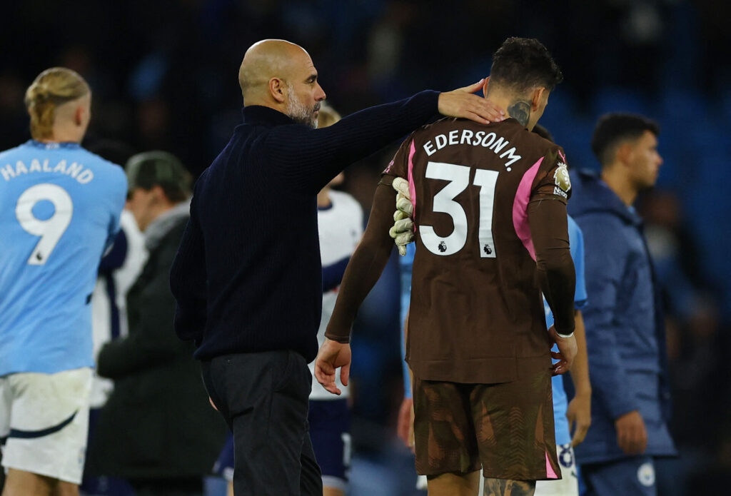 Pep Guardiola trøster en nedslået Ederson efter Manchester Citys nederlag mod Tottenham.