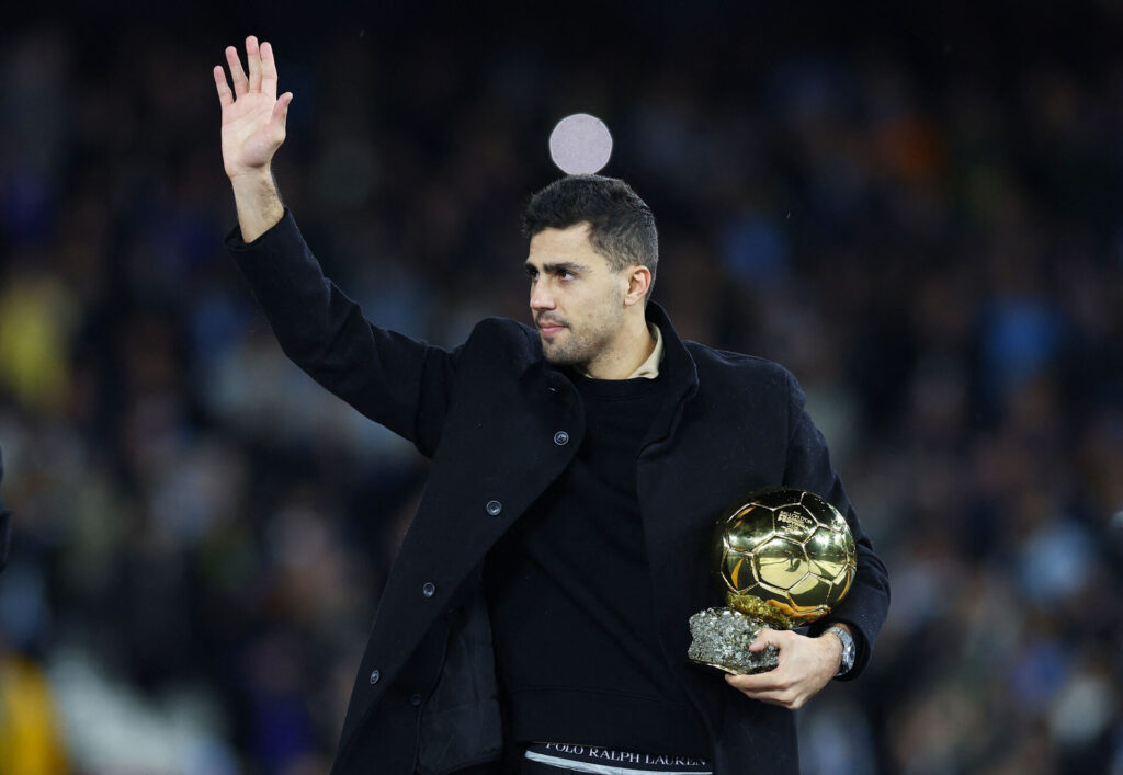 Manchester Citys Rodri med sin Ballon d'Or i hånden på Etihad Stadium før kampen mod Tottenham Hotspur i Premier League