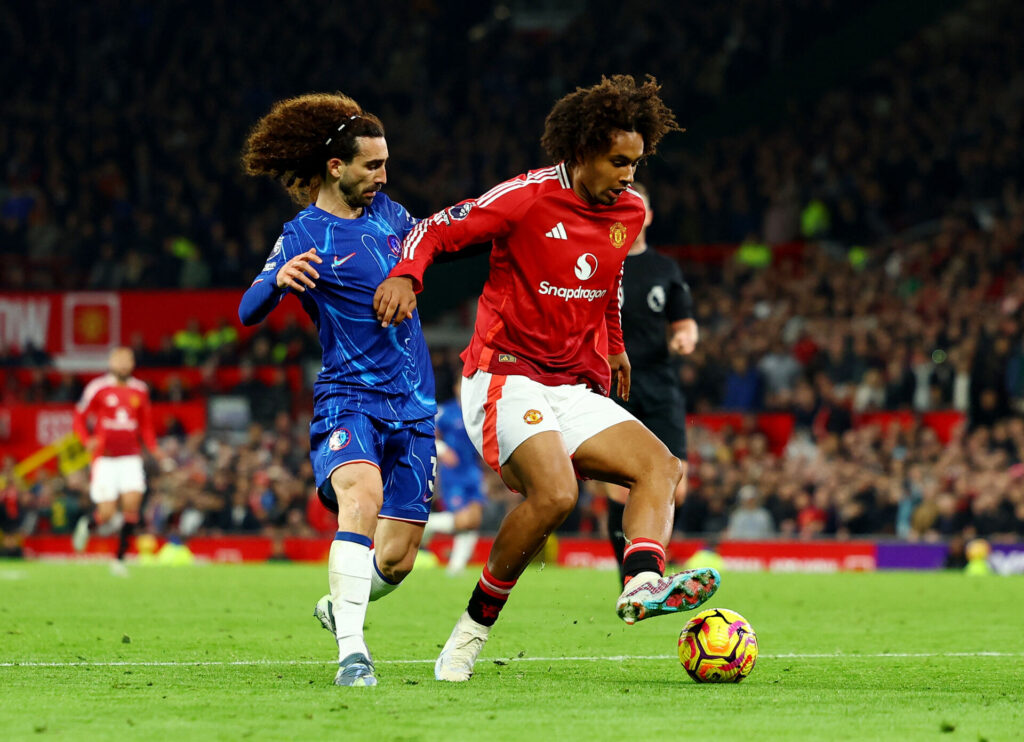 Joshua Zirkzee med bolden under Manchester Uniteds kamp mod Chelsea.