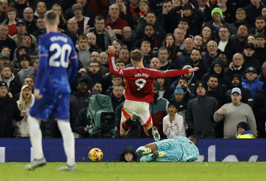 Rasmus Højlund trækker et straffespark for Manchester United.