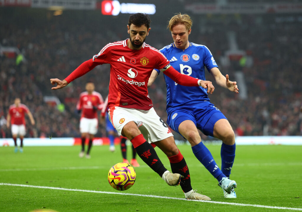 Manchester Uniteds Bruno Fernandes i duel med dankske Victor Kristiansen.