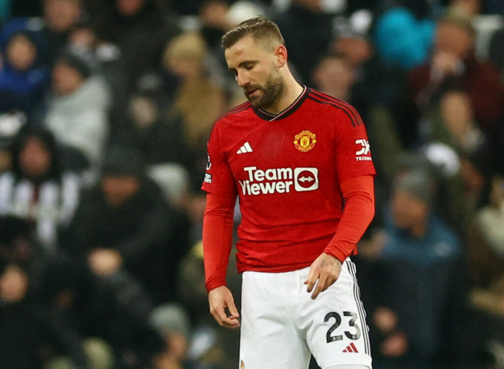 Luke Shaw kigger i jorden i kamp for Manchester United