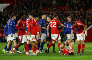 Spillerne stimler sammne om dommeren i kampen mellem Nottingham Forest og Ipswich Town