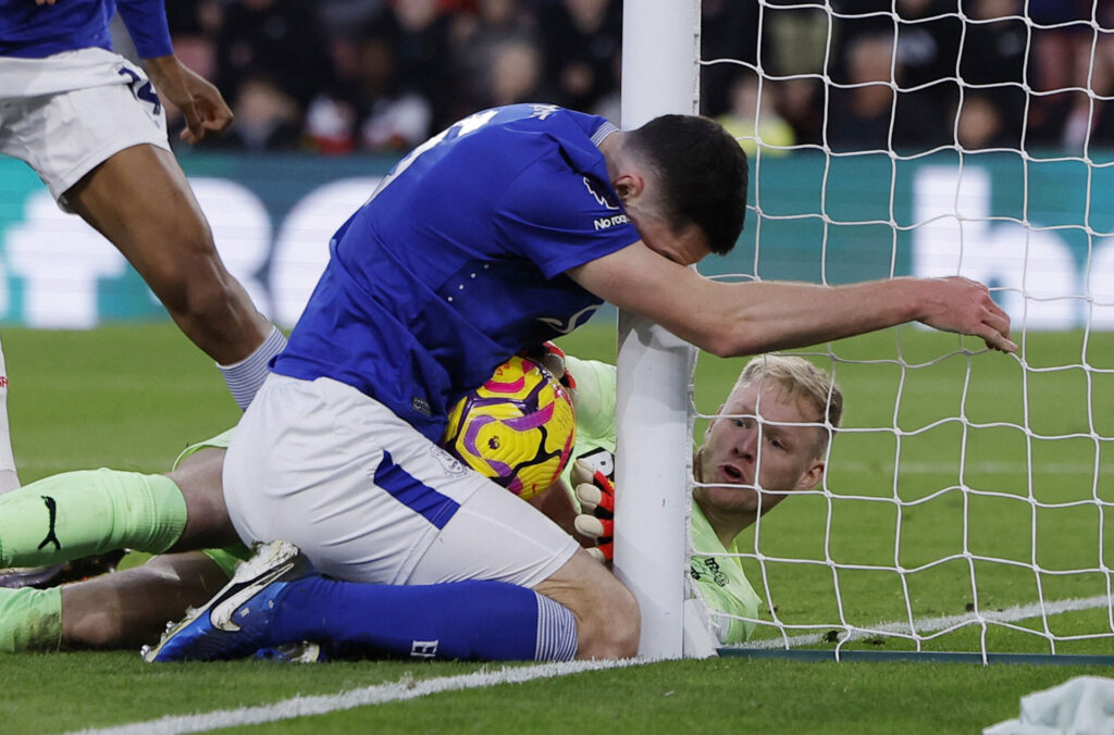 Michael Keane ærgrer sig efter en stor afbrænder.