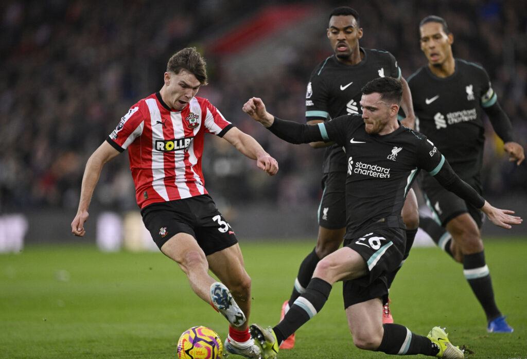 Andy Robertson i færd med at begå straffespark mod Southampton.