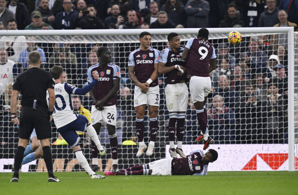 James Maddison sparker et frispark i mål mod Aston Villa.