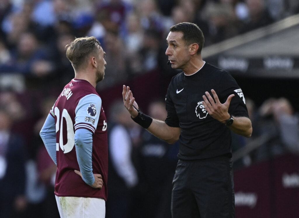 David Coote diskuterer med Jarod Bowen.