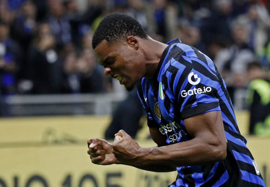 Denzel Dumfires fejrer scoring for Inter